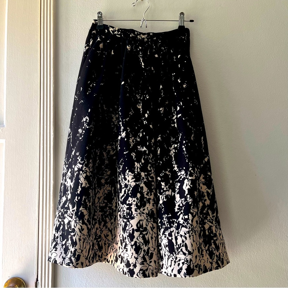 H&M•Fit & Flare Skirt•Black & Cream Floral•Sz 2